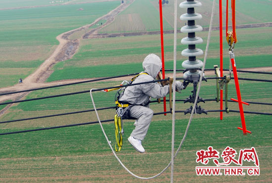 超高壓輸電線是樊建軍工作的主戰(zhàn)場(chǎng)，他現(xiàn)在雖然不經(jīng)常登塔，但在塔下卻并不輕松。