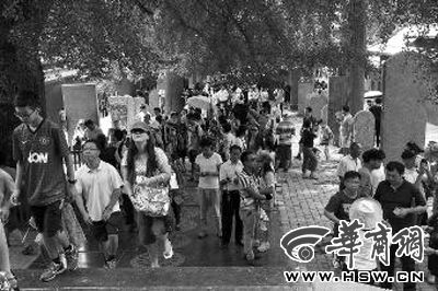 每天都有大量游客涌來，探訪他們心目中的少林