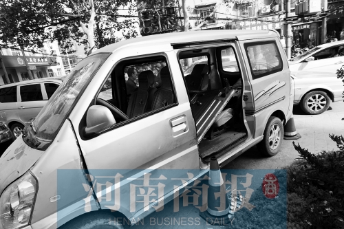 　面包車的后座上，放著被掰掉的車門