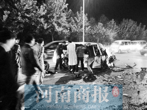 慘劇現(xiàn)場，眾人紛紛上前施救，有人拉住變形的車門，為傷者爭取救援時間
