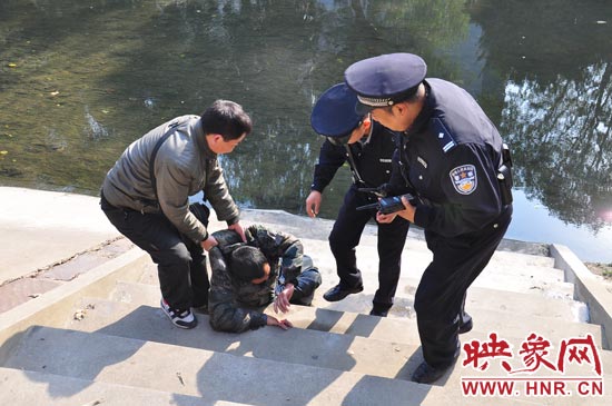 該男子滾入冰冷的金水河，嗆了幾口污水，連滾帶爬從水中出來(lái)，隨后被金水路派出所民警救上岸。