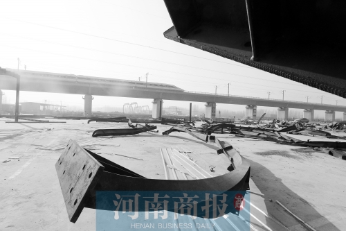 　鐵路兩側(cè)，不少建筑物已經(jīng)被拆除
