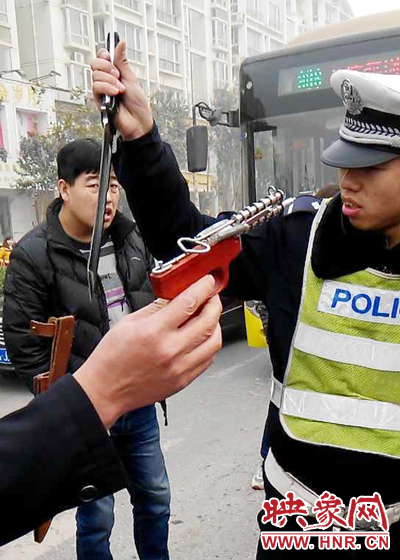 據(jù)當(dāng)事交警描述，男子自知車上有刀，在車輛被逼停后，車上的另一名男子試圖將刀具交給到達(dá)現(xiàn)場(chǎng)的同伴。