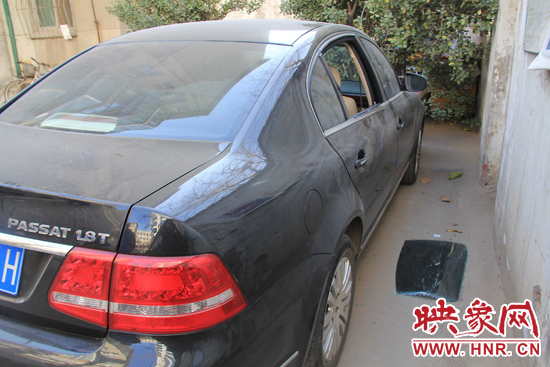 12月12日，鄭州金水區(qū)一小區(qū)汽車車窗被撬