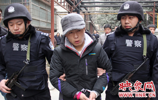 12月18日上午，鄭州警方帶一名犯罪嫌疑人指認(rèn)現(xiàn)場