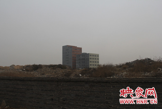 一墻之隔，但內(nèi)外環(huán)境卻截然不同