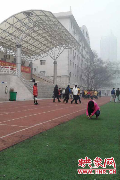 網(wǎng)友反映，在嚴重污染的霧霾天，鄭州市回民中學(xué)仍讓學(xué)生在室外上體育課。（圖片來源于網(wǎng)友。）