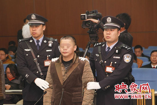 被告人被法警帶上法庭時(shí)，身上沒(méi)有戒具，也沒(méi)有剃光頭。（圖片來(lái)源于微博@豫法陽(yáng)光）