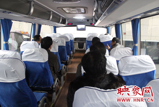 大巴車(chē)內(nèi)均在播放著這部以農(nóng)民工討薪為題材的微電影。