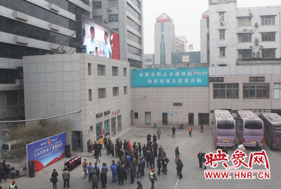 大巴車(chē)內(nèi)均在播放著這部以農(nóng)民工討薪為題材的微電影。