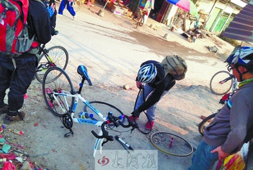 運(yùn)氣不好，十分鐘被扎了兩次胎，只能自己修車。