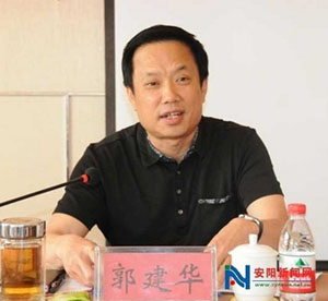 臺上的郭建華。 資料圖
