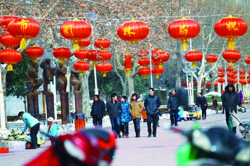 昨天，鄭州市文博廣場(chǎng)上已掛起了燈籠。