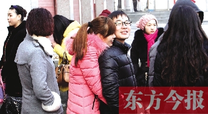 在鄭州市二七區(qū)婚姻登記處，新人們在門外排長隊