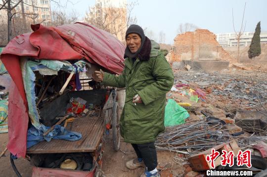 圖為老人向記者講述其生活狀況。周小云 攝