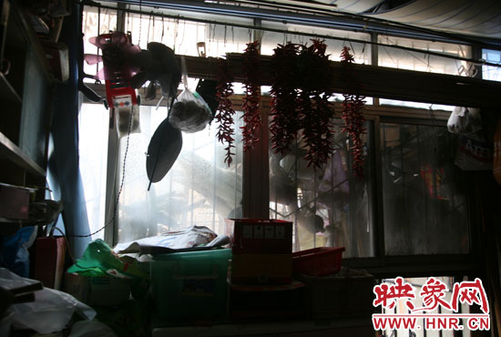 受影響的住戶將自己的窗戶遮擋起來，以防被加蓋樓層住戶看到自家