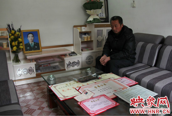 救火英雄鄭春光的父親和兒子獲得榮譽(yù)證書(shū)。