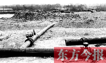 鄭州首座垃圾沼氣電廠并網(wǎng)發(fā)電，集氣管一端連接垃圾山深處，一端連接電廠集氣裝置
