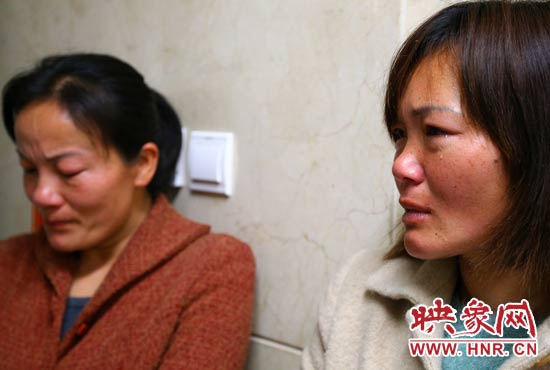 提及現(xiàn)狀，柴小快的女兒不住流淚。