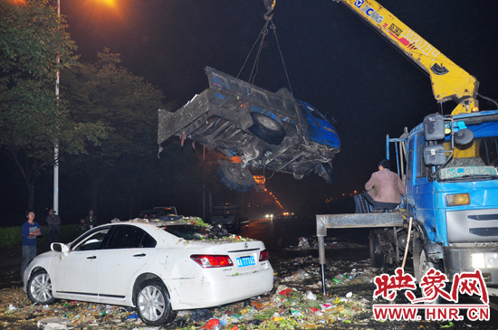 1點40許，兩輛車先后被吊起并拖離現(xiàn)場，停車場的幾位員工將路面清掃干凈，隨后該路段恢復(fù)通行。