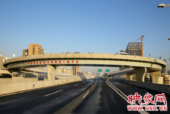 右側(cè)車道為北三環(huán)快速路文化路出口輔道。