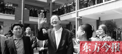 4月23日上午，崔琦偕夫人參觀寶豐一高