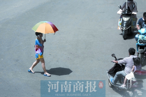 昨天，鄭州市區(qū)氣溫達(dá)到36.5℃ 記者 侯建勛/攝