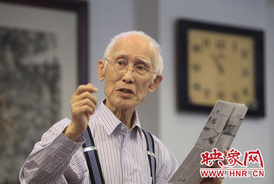 余光中現(xiàn)場(chǎng)朗誦新詩(shī)《招魂》。