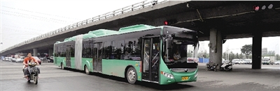 昨日上午，一輛B3快速公交測試車行駛在西三環(huán)的線路上。