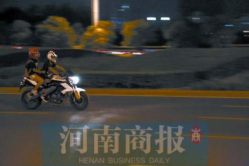深夜，鄭東新區(qū)，不少人騎著摩托車呼嘯而過