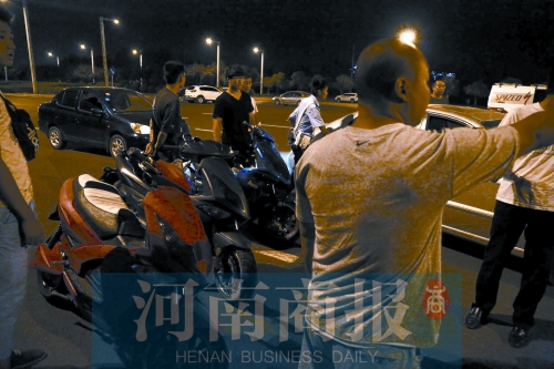一小時內(nèi)，民警就扣了12輛摩托車、電動車