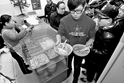 　　上圖2013年年初，很多鄭州市民光臨李剛的面館，掀起“全城吃面”熱潮。CFP供圖