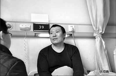 　　右圖李剛生前在醫(yī)院接受記者采訪。資料圖片