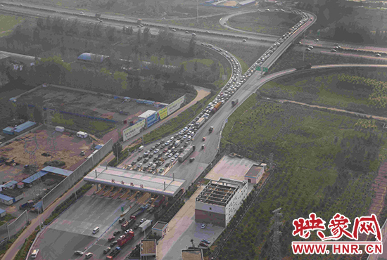 圖為鄭州環(huán)城高速航海路上下口，已經(jīng)出現(xiàn)車輛排隊(duì)情況。