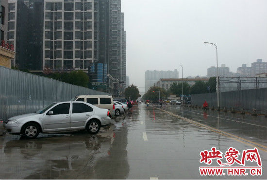 在新開通的東明路上,仍有多數(shù)私家車違規(guī)停車。
