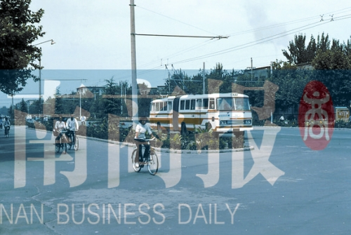 1983年的建設(shè)路，已經(jīng)有了電車