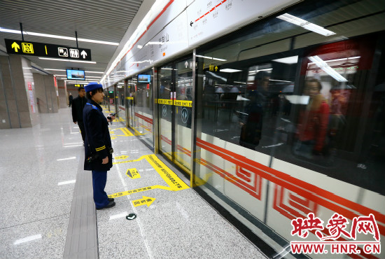 自11月29日起，鄭州地鐵將進一步縮短行車間隔。