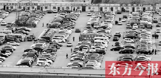 鄭州市文化路北段一個(gè)二手車交易市場(chǎng)，停放著密集的二手車