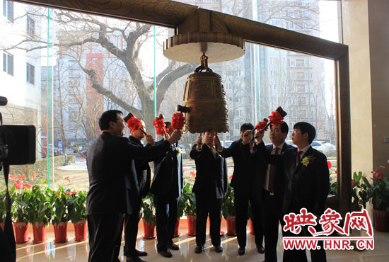 1月7日，在全國(guó)股份轉(zhuǎn)讓系統(tǒng)（即新三板），伴隨著開市寶鐘的敲響，山水園林股份有限公司正式登陸新三板。