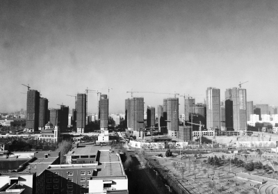 在鄭州市同一地點拍攝的照片，下為1月1日晴朗天氣，上為1月5日霧霾天氣。（拼接圖片）