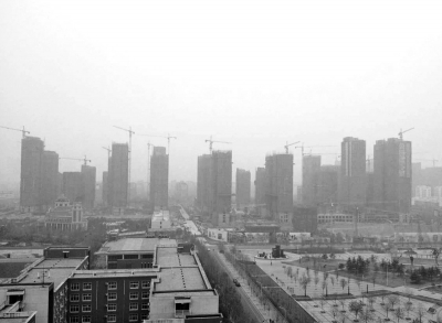 在鄭州市同一地點拍攝的照片，下為1月1日晴朗天氣，上為1月5日霧霾天氣。（拼接圖片）