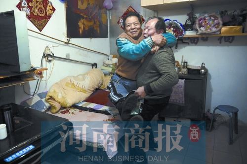 2015年1月15日，老鄰居抱起180斤重的高新海去坐三輪車，準(zhǔn)備出去轉(zhuǎn)轉(zhuǎn)