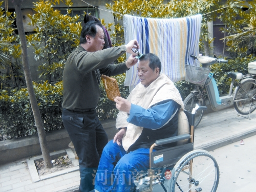 2011年8月18日，老鄰居給高新海剪發(fā)