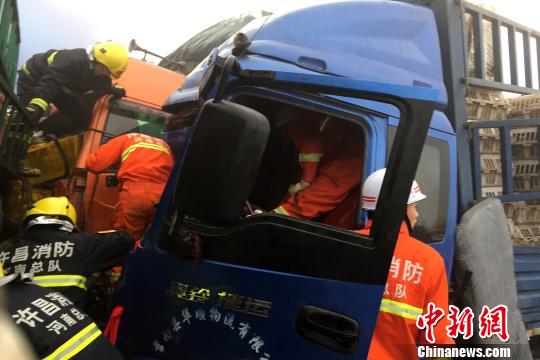 圖為21日，蘭南高速河南段21輛汽車發(fā)生連環(huán)相撞事故，消防人員對被困傷員進行緊急救援?！」啤z