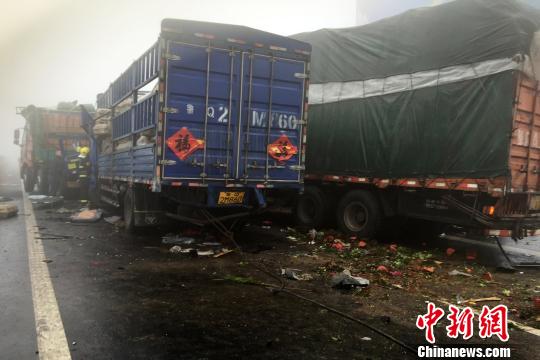 圖為21日，蘭南高速河南段車禍事故現(xiàn)場一片狼藉?！」啤z