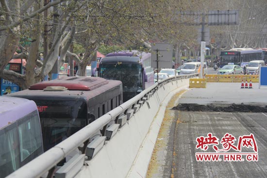 上下橋口圍擋處道路擁堵。