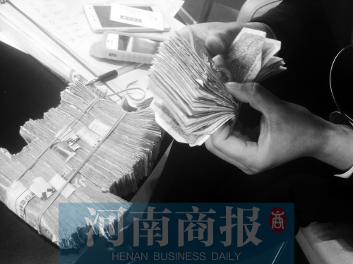 一名店員點(diǎn)了快一個(gè)小時(shí)，只點(diǎn)了一小部分零錢(qián)