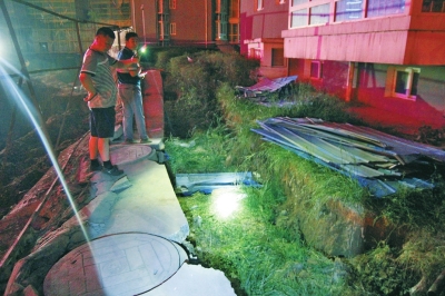 塌方、移位地點距離大樓主體近之又近