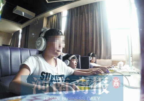 這家名為優(yōu)客體育競技俱樂部的店內(nèi)，有許多未成年人在上網(wǎng)玩游戲