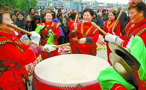 11月15日，鄧州廣大干部群眾載歌載舞慶祝黨的十八大勝利閉幕。